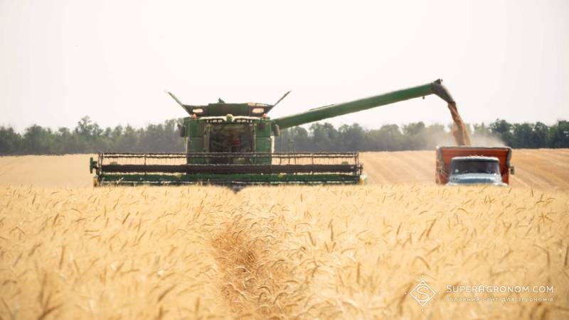 Комбайн John Deere на полі підприємства «ім. Суворова»